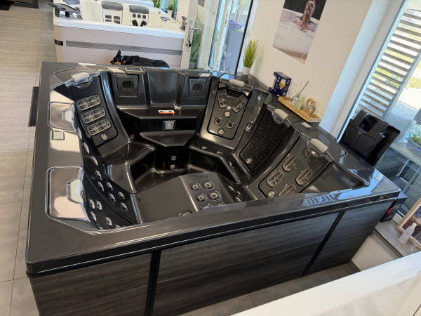 Bullfrog Spas Outdoor Whirlpool M8 aus der M Serie Elite Class Ausstellungsstück